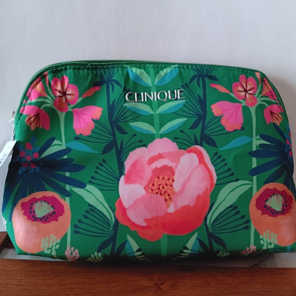 New Clinique Cosmetic bag with 5 travel sized items